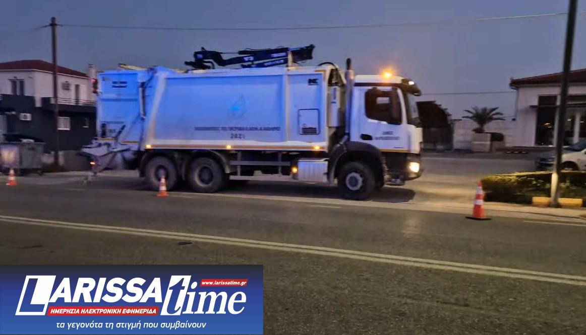 Εικόνα που δείχνει το απορριμματοφόρο στο οποίο προσέκρουσε το Ι.Χ. αυτοκίνητο στο Πόρτο Ράφτη με αποτέλεσμα να τραυματιστούν οι δύο εργαζόμενοι στον Δήμο Μαρκοπούλου 