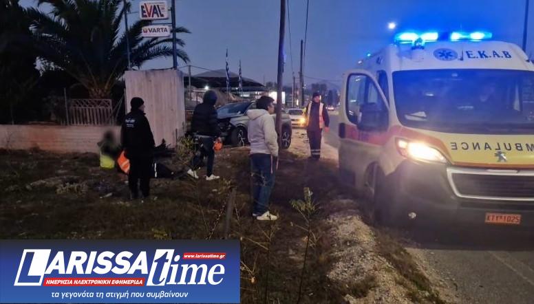 Εικόνα που δείχνει το ασθενοφόρο να έχει φτάσει στο σημείο του τροχαίου στη λεωφόρο Πόρτο Ράφτη για να παραλάβει τους τραυματίες 