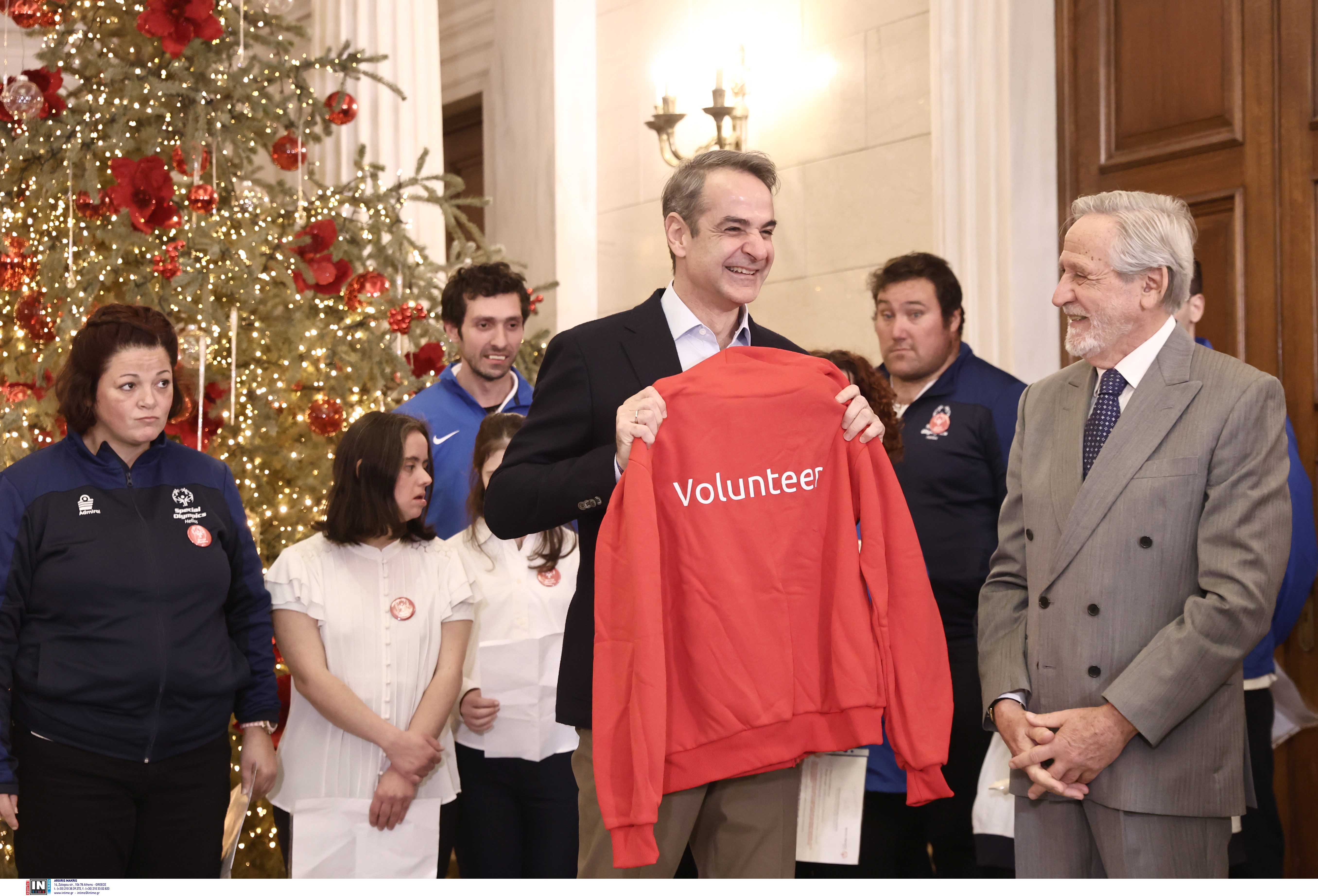 Πρωτοχρονιάτικα κάλαντα στον πρωθυπουργό από τους αθλητές των Special Olympics-3