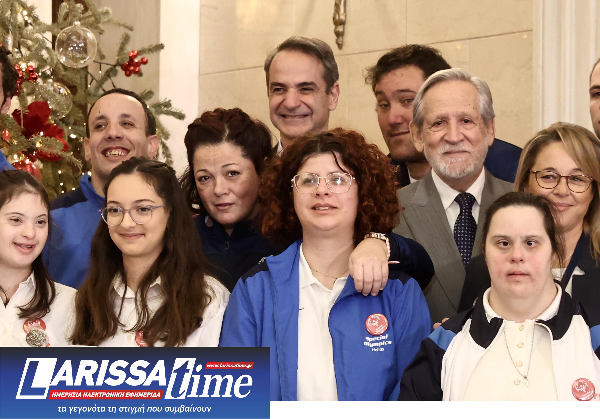 Πρωτοχρονιάτικα κάλαντα στον πρωθυπουργό από τους αθλητές των Special Olympics-1