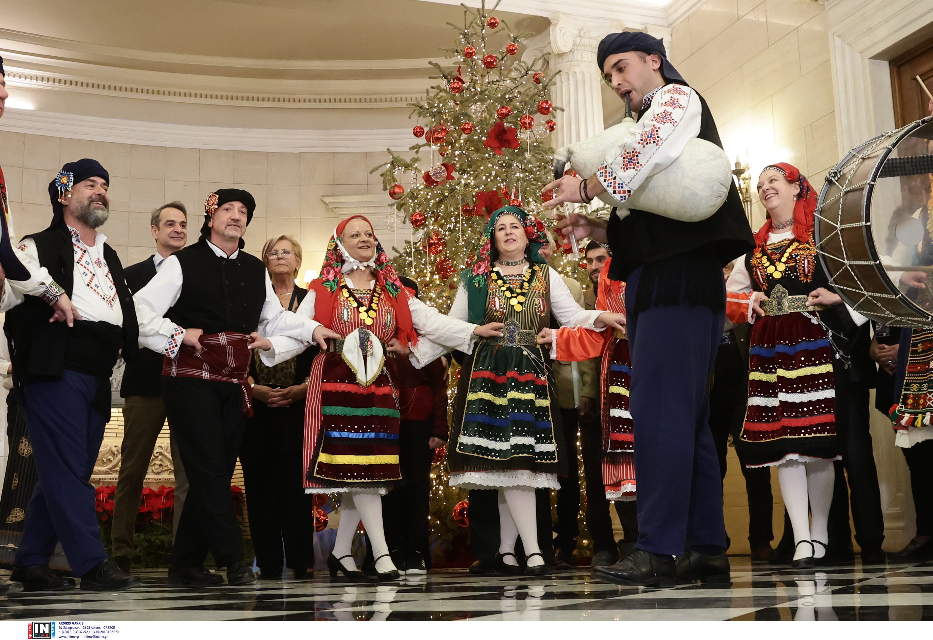 Πρωτοχρονιάτικα κάλαντα στον πρωθυπουργό από τους αθλητές των Special Olympics-2