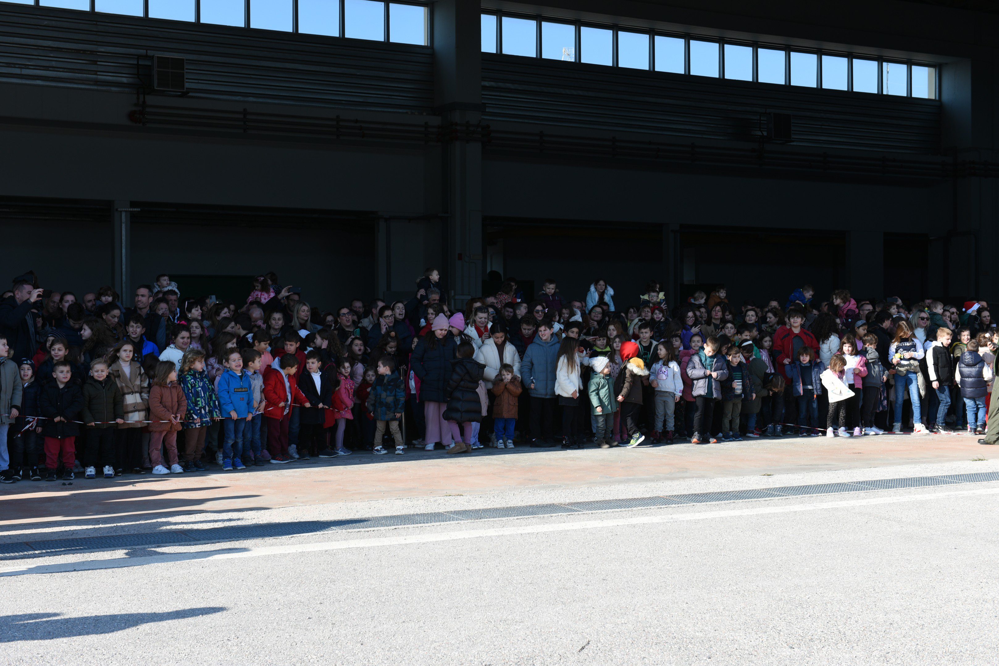 Ο Αϊ Βασίλης ήρθε με… ελικόπτερο-2