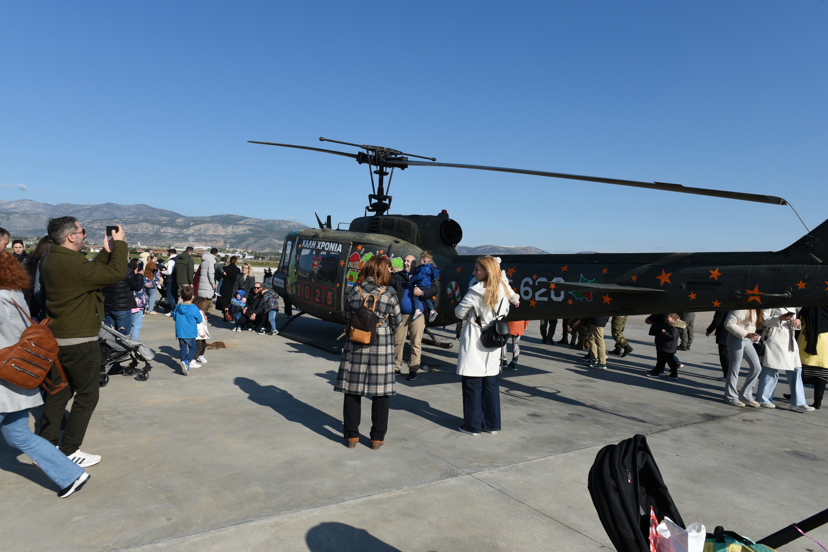 Ο Αϊ Βασίλης ήρθε με… ελικόπτερο-3