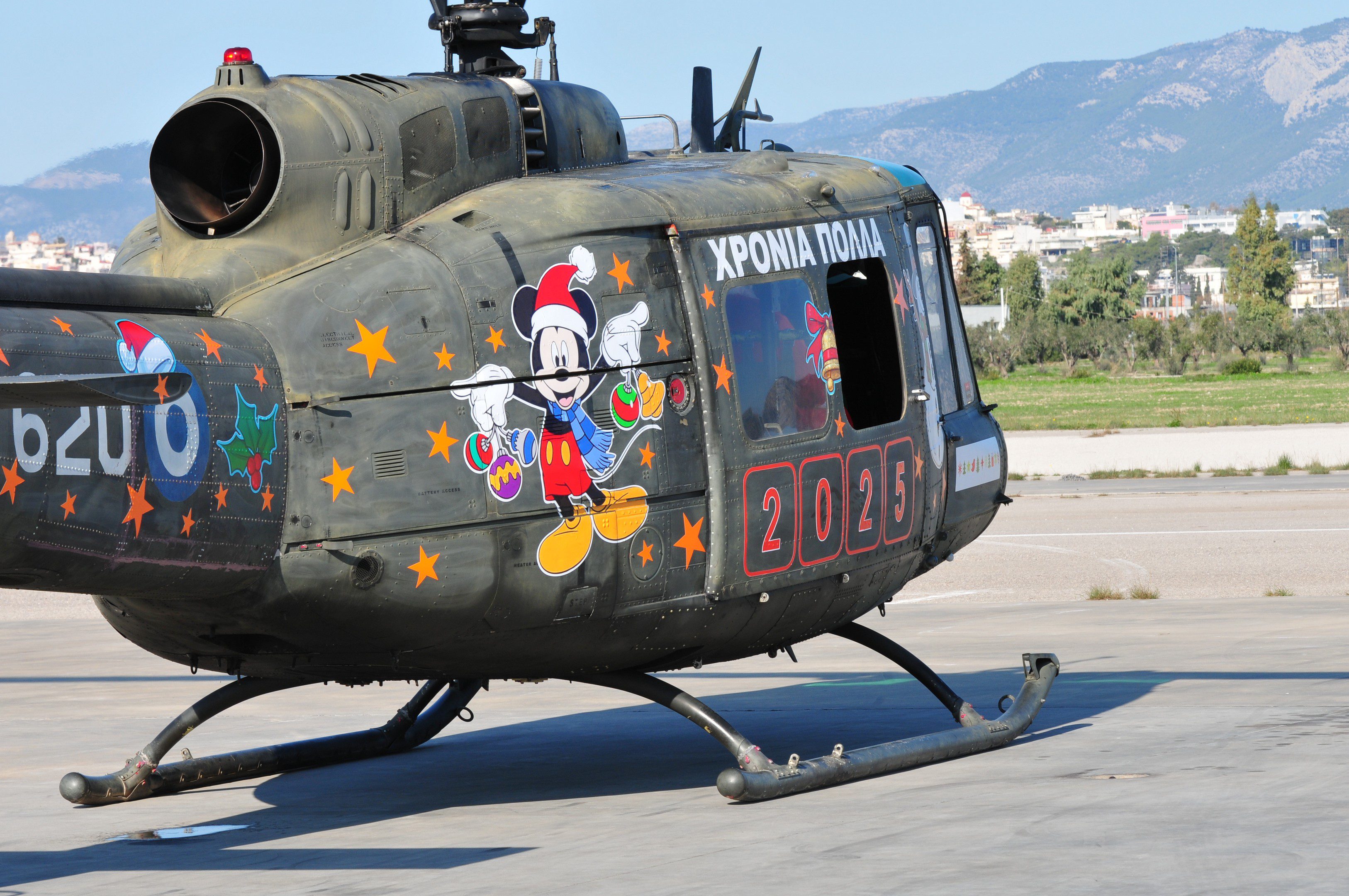 Ο Αϊ Βασίλης ήρθε με… ελικόπτερο-1