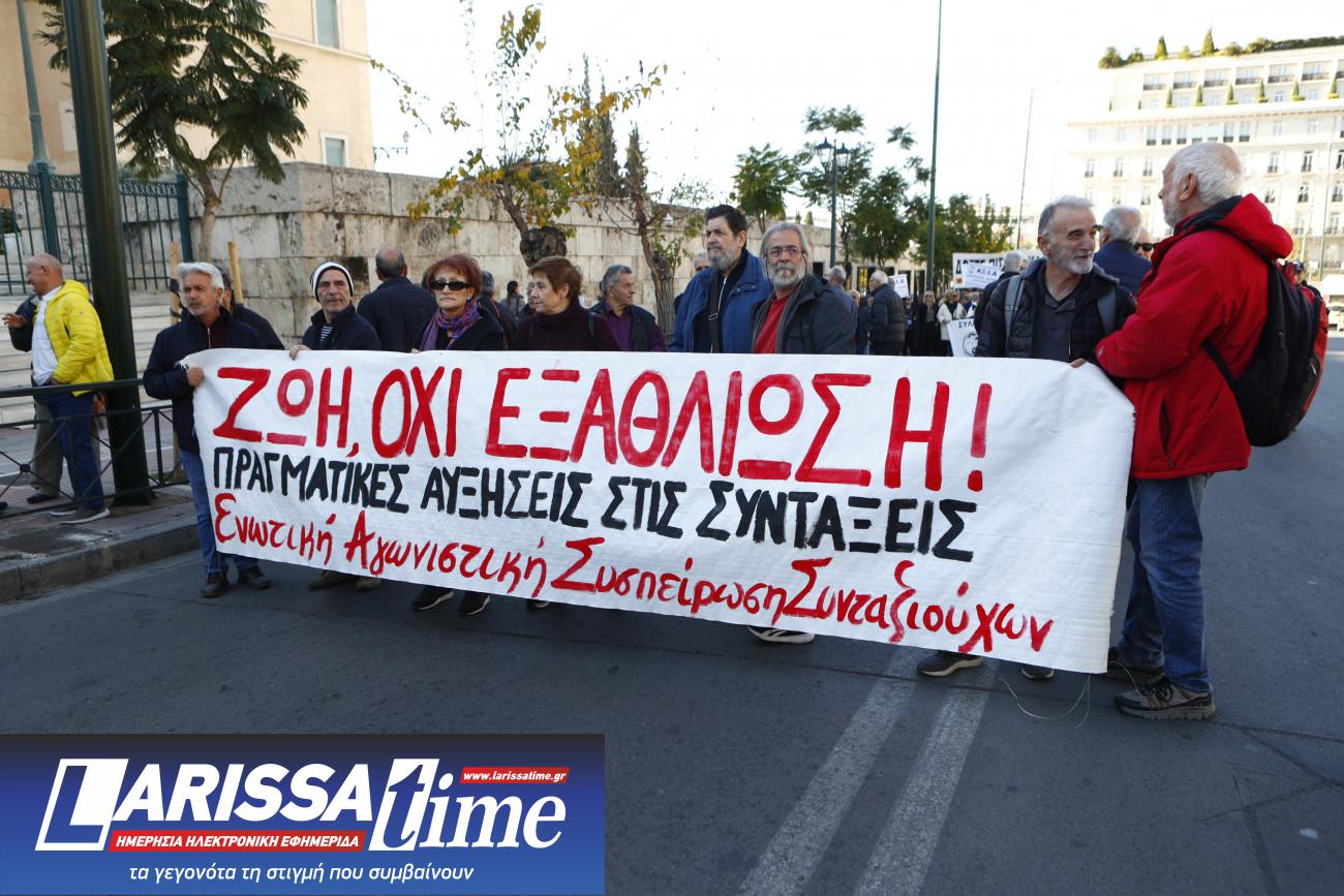 Εικόνα που δείχνει στιγμιότυπο από την πορεία των συνταξιούχων στο Σύνταγμα