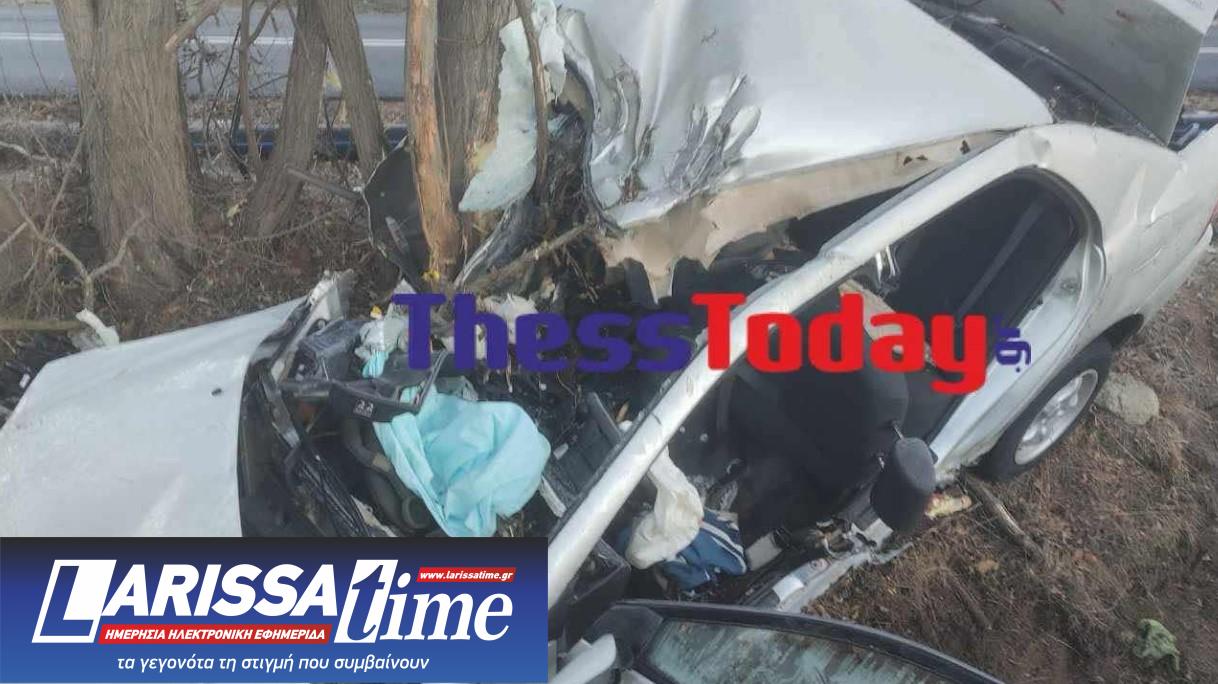 Εικόνα που δείχνει το αυτοκίνητο στις Πρέσπες όπου έχασαν τη ζωή του δύο νεαρά παιδιά