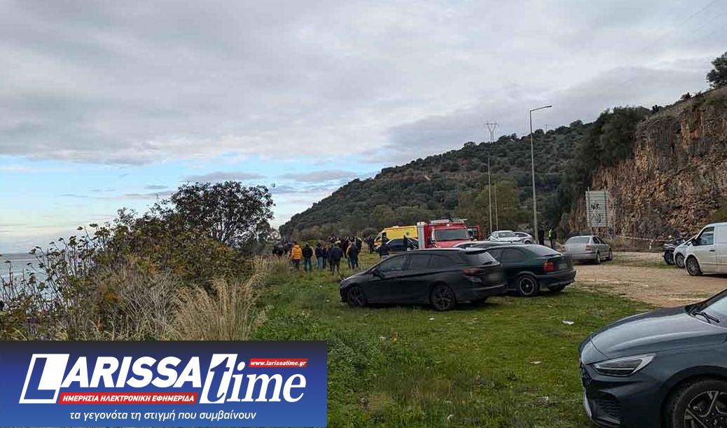 Εικόνα που δείχνει κόσμο μαζεμένο στο σημείο του δυστυχήματος στην Αμφιλοχία