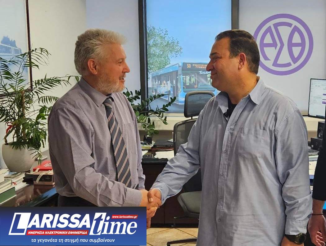 Εικόνα που δείχνει τον Κωνσταντίνο Ταγγίρη, αριστερά, καθώς συγχαίρει τον οδηγό Γιάννη Καρατσίδη