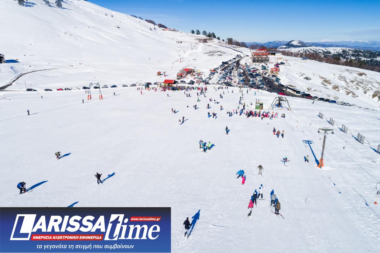 Εικόνα που δείχνει από ψηλά σκιέρ στο χιονοδρομικό κέντρο της Βασιλίτσας
