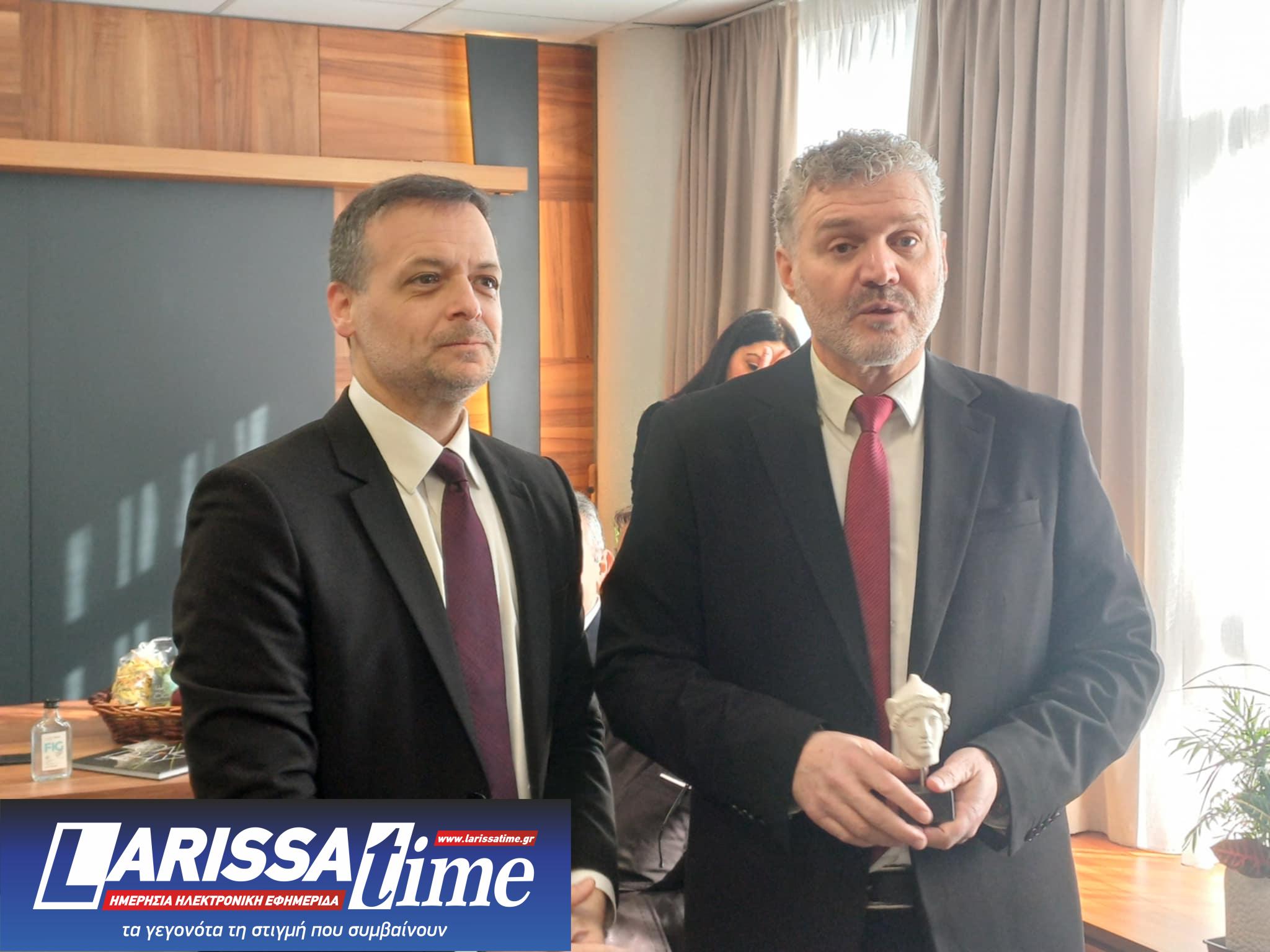 Ο Χάρης Δούκας επισκέφτηκε τον εορτάζοντα Αντώνη Γκουντάρα στην Αγιά- το δώρο που τον εξέπληξε (ΦΩΤΟ)