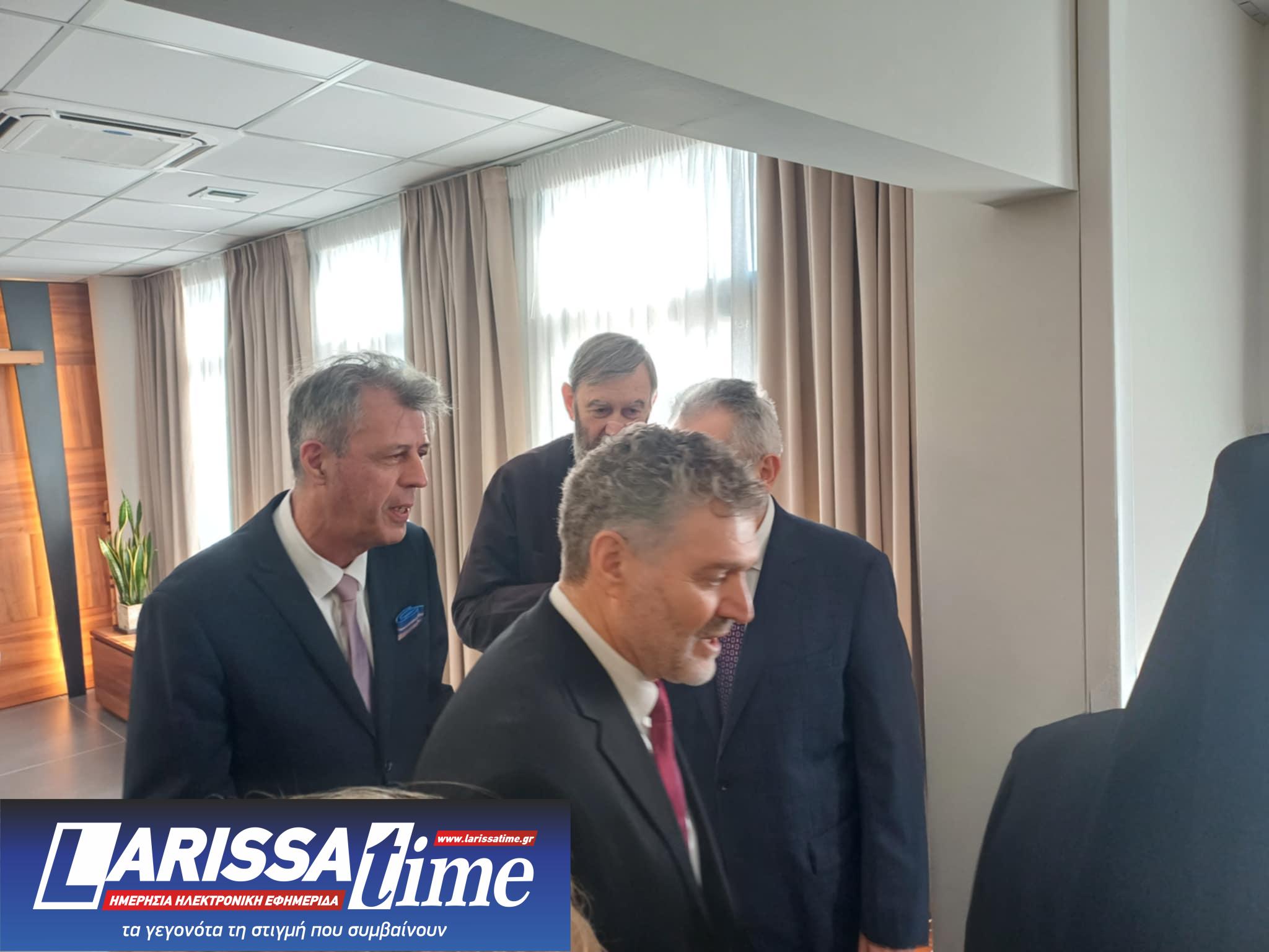 Ο Χάρης Δούκας επισκέφτηκε τον εορτάζοντα Αντώνη Γκουντάρα στην Αγιά- το δώρο που τον εξέπληξε (ΦΩΤΟ)