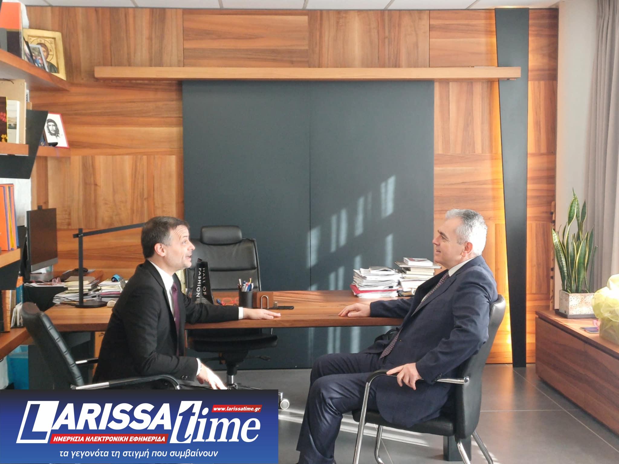 Ο Χάρης Δούκας επισκέφτηκε τον εορτάζοντα Αντώνη Γκουντάρα στην Αγιά- το δώρο που τον εξέπληξε (ΦΩΤΟ)