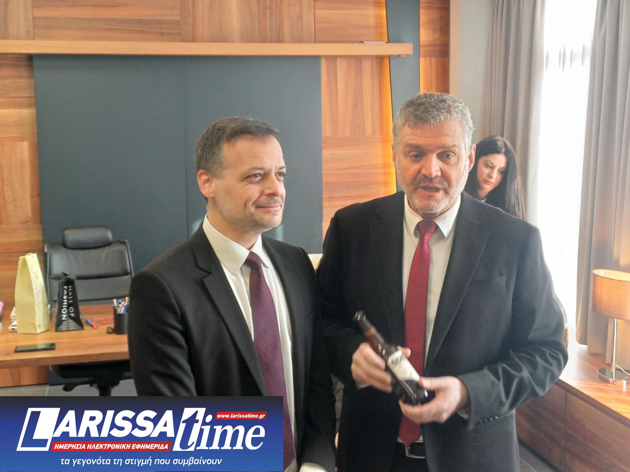 Ο Χάρης Δούκας επισκέφτηκε τον εορτάζοντα Αντώνη Γκουντάρα στην Αγιά- το δώρο που τον εξέπληξε (ΦΩΤΟ)