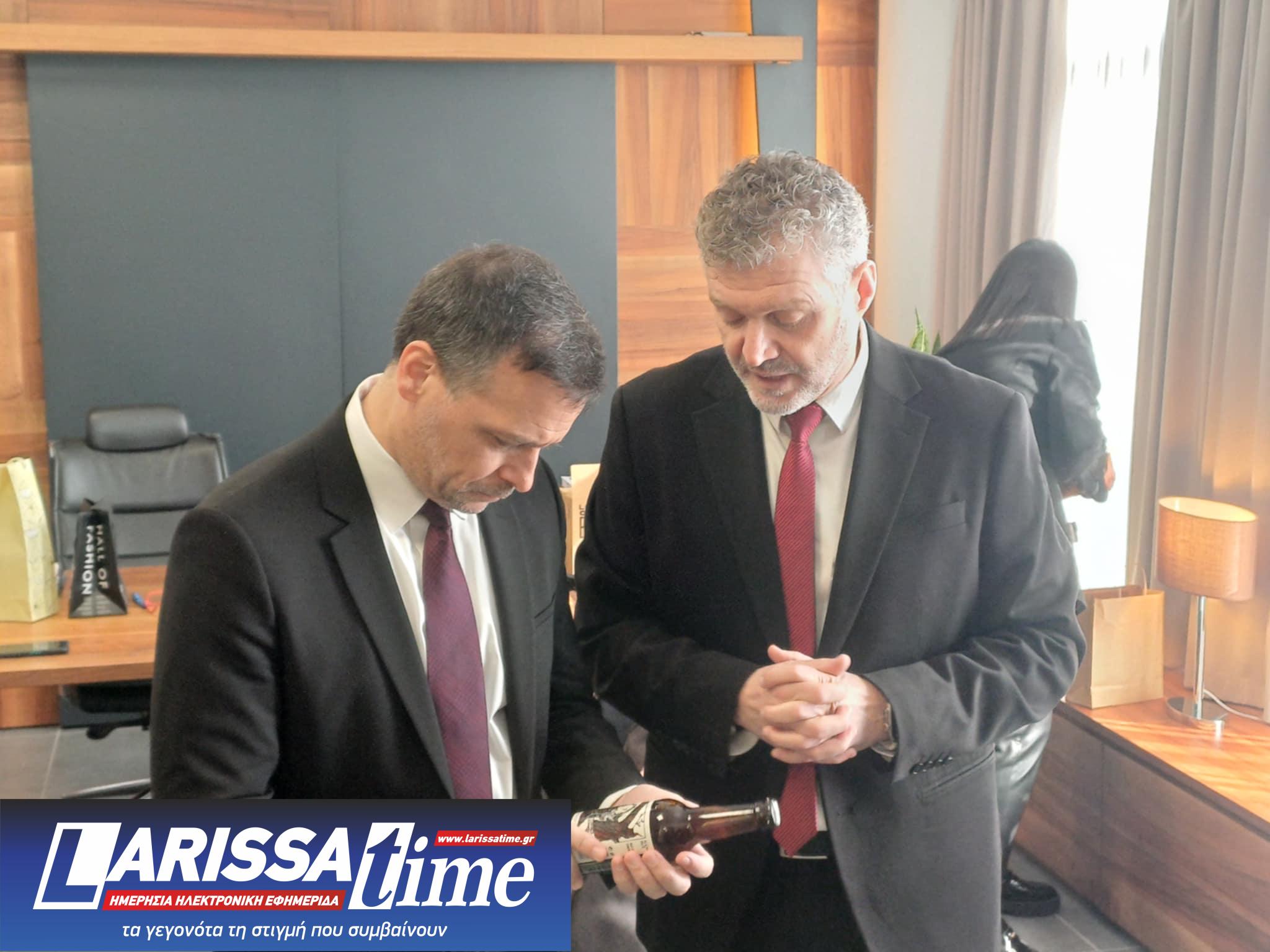 Ο Χάρης Δούκας επισκέφτηκε τον εορτάζοντα Αντώνη Γκουντάρα στην Αγιά- το δώρο που τον εξέπληξε (ΦΩΤΟ)