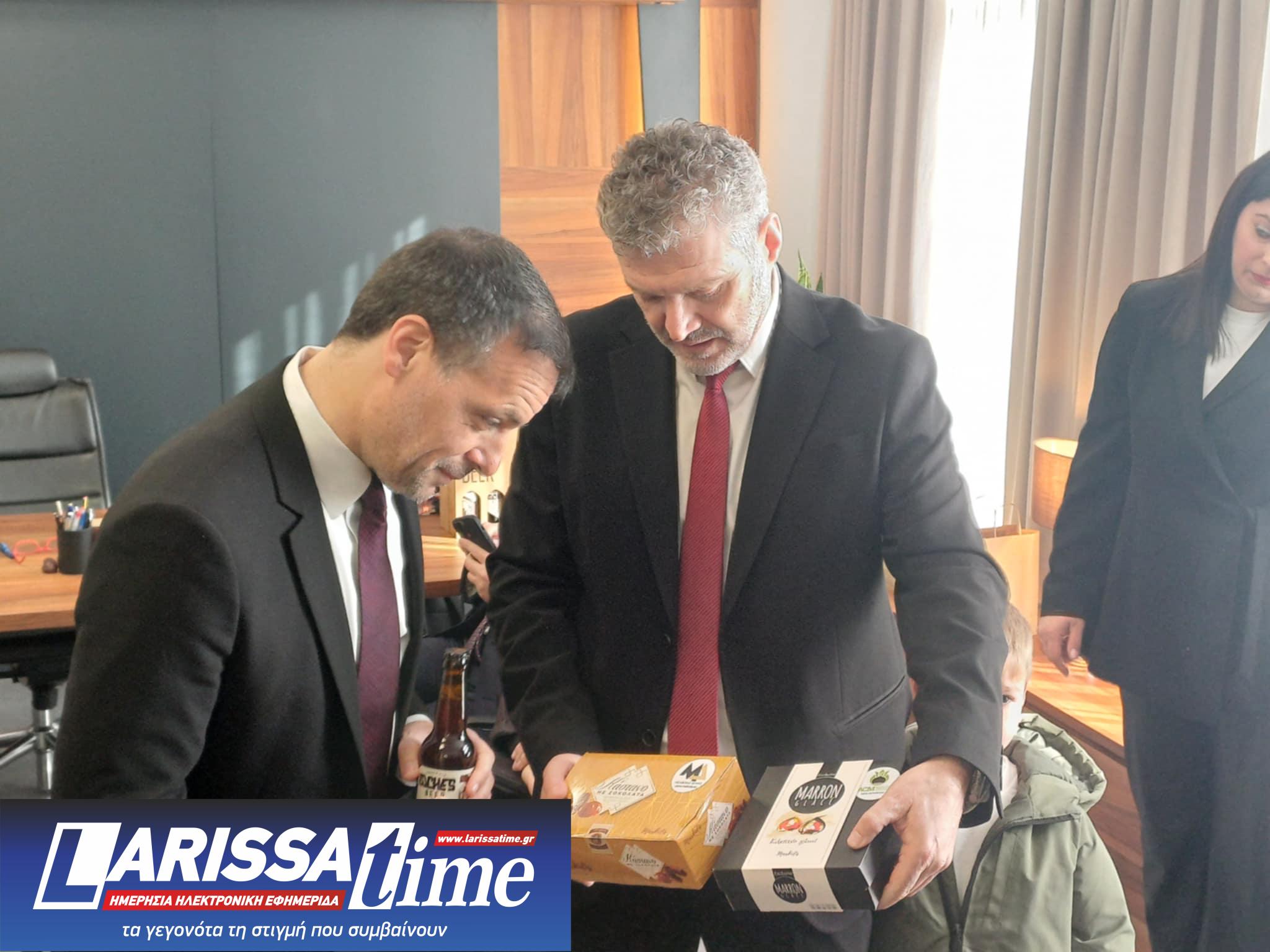 Ο Χάρης Δούκας επισκέφτηκε τον εορτάζοντα Αντώνη Γκουντάρα στην Αγιά- το δώρο που τον εξέπληξε (ΦΩΤΟ)