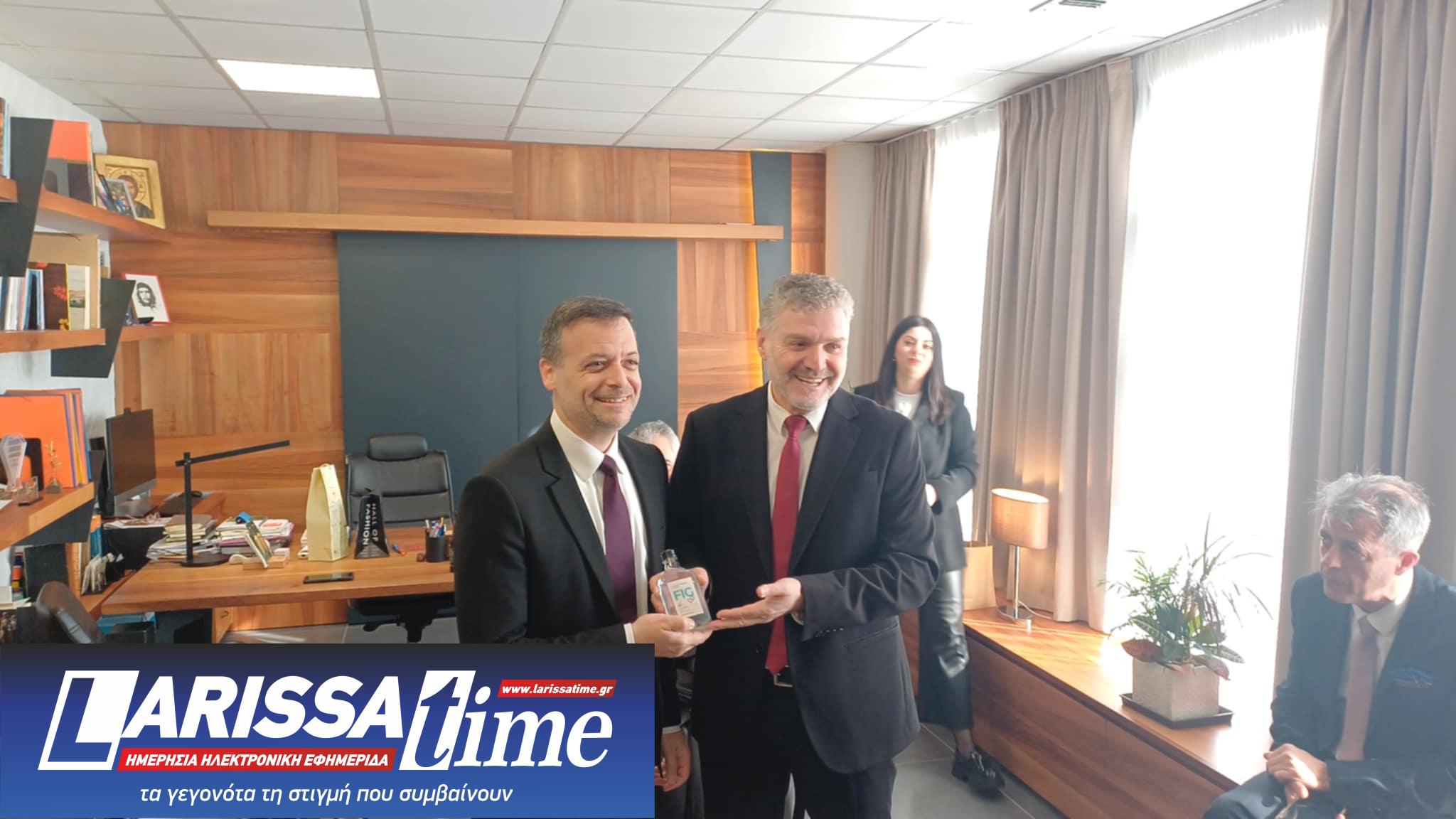 Ο Χάρης Δούκας επισκέφτηκε τον εορτάζοντα Αντώνη Γκουντάρα στην Αγιά- το δώρο που τον εξέπληξε (ΦΩΤΟ)