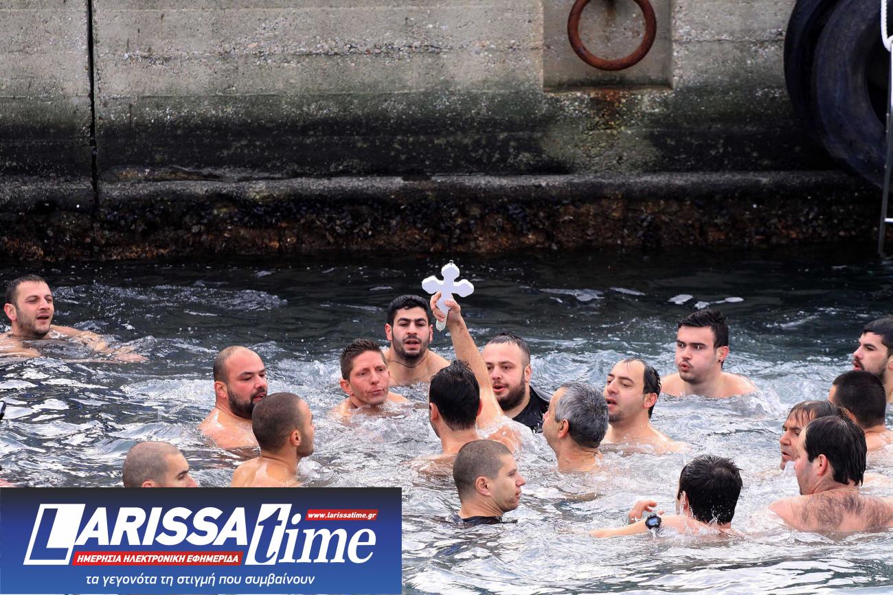 Εικόνα που δείχνει βουτηχτάδες στην Καβάλα κατά την τελετή αγιασμού των υδάτων τα Θεοφάνεια