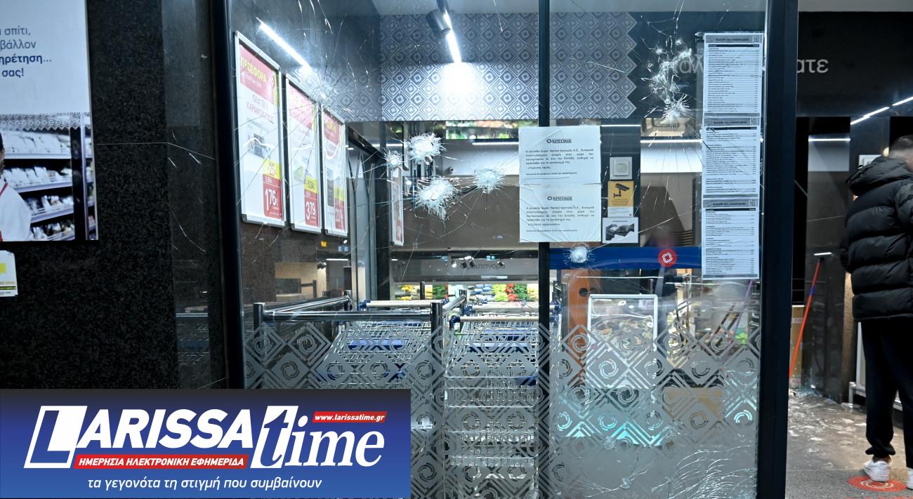 Εικόνα που δείχνει σπασμένη βιτρίνα σούπερ μάρκετ στην πλατεία Κυψέλης