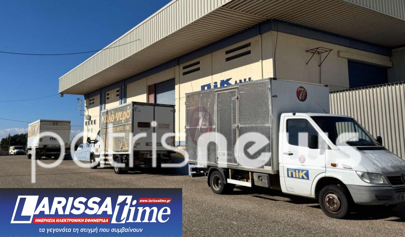 Εικόνα που δείχνει φορτηγά της επιχείρησης στην Αμαλιάδα, ένα από τα οποία χρησιμοποίησαν οι διαρρήκτες για να σπάσουν την καγκελόπορτα αλλά και για να διαφύγουν 