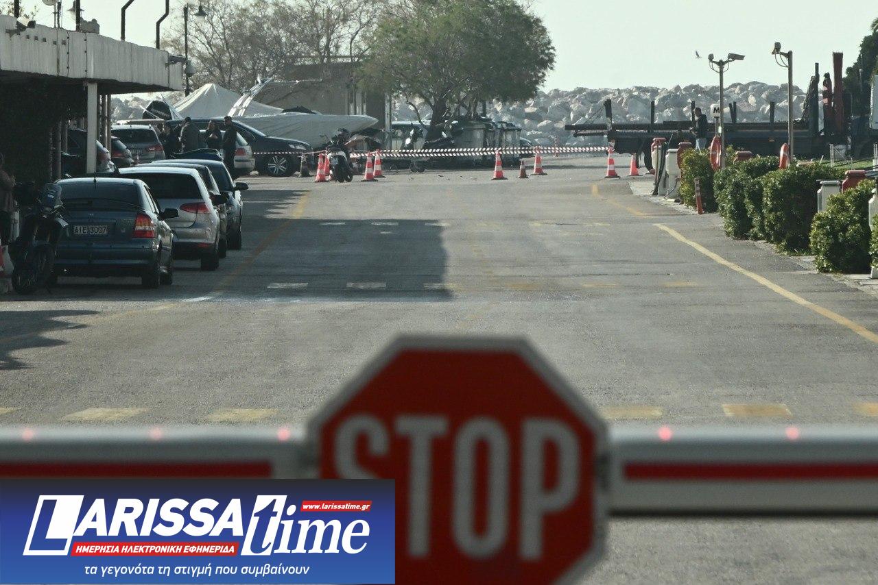 Εικόνα που δείχνει το σημείο του τραγικού δυστυχήματος στη Μαρίνα Φαλήρου όπου διακρίνονται οι κορδέλες της Αστυνομίας