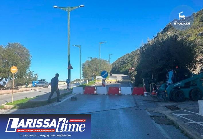 Εικόνες από τον δρόμο εισόδου στην πόλη από την περιοχή των Κρητικών ο οποίος παραμένει κλειστός μετά τις σφοδρές βροχοπτώσεις το Σαββατοκύριακο