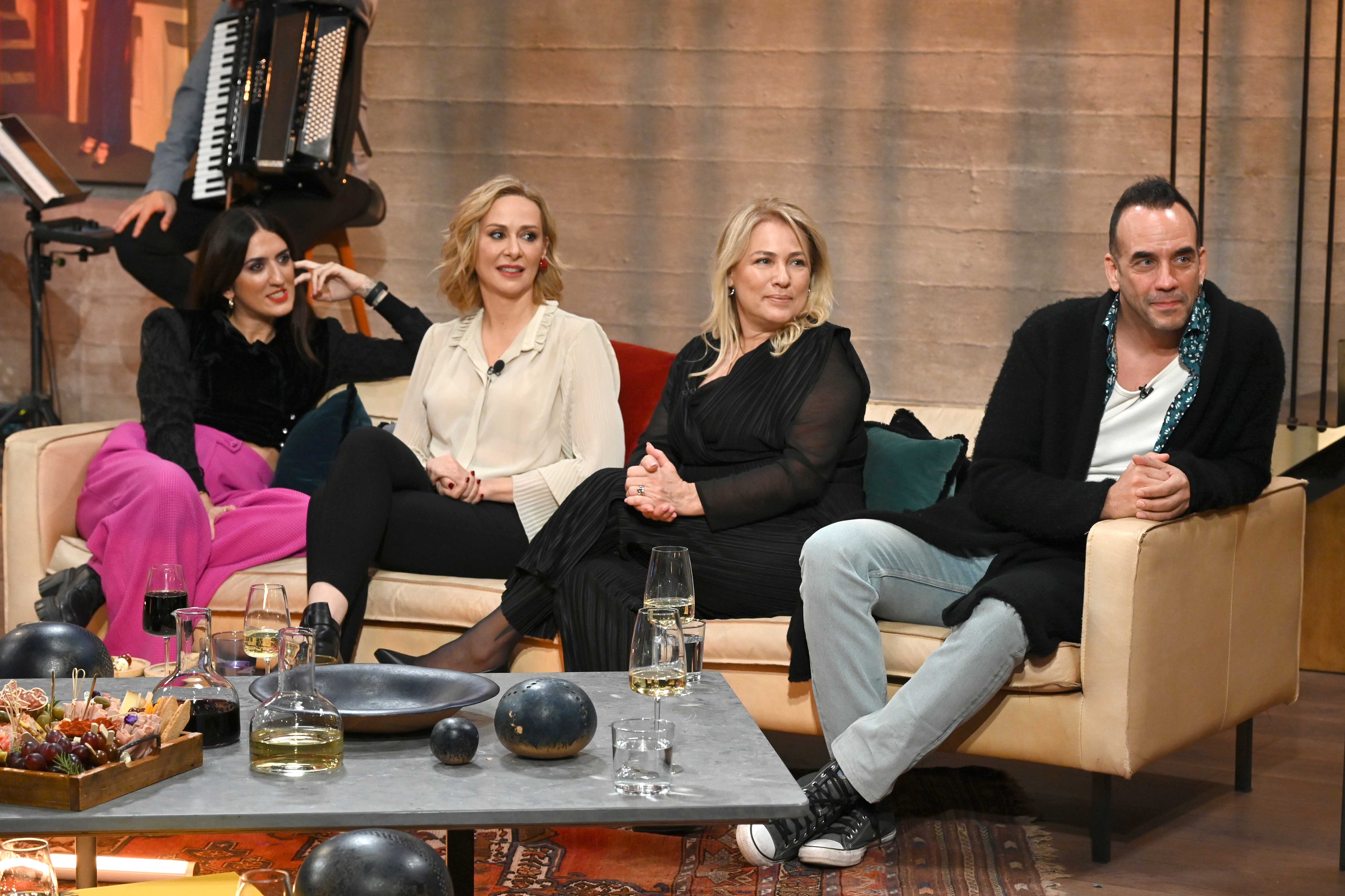 ΕΡΤ1: Θέμης Καραμουρατίδης, Νατάσσα Μποφίλιου, Πάνος Μουζουράκης στην #Παρέα του Γιώργου Κουβαρά