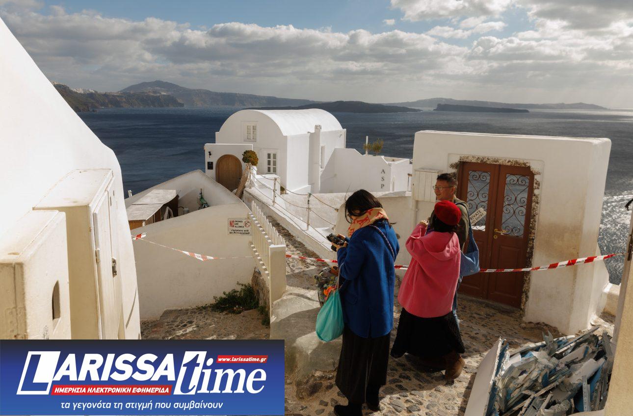 Εικόνα που δείχνει τουρίστες στη Σαντορίνη