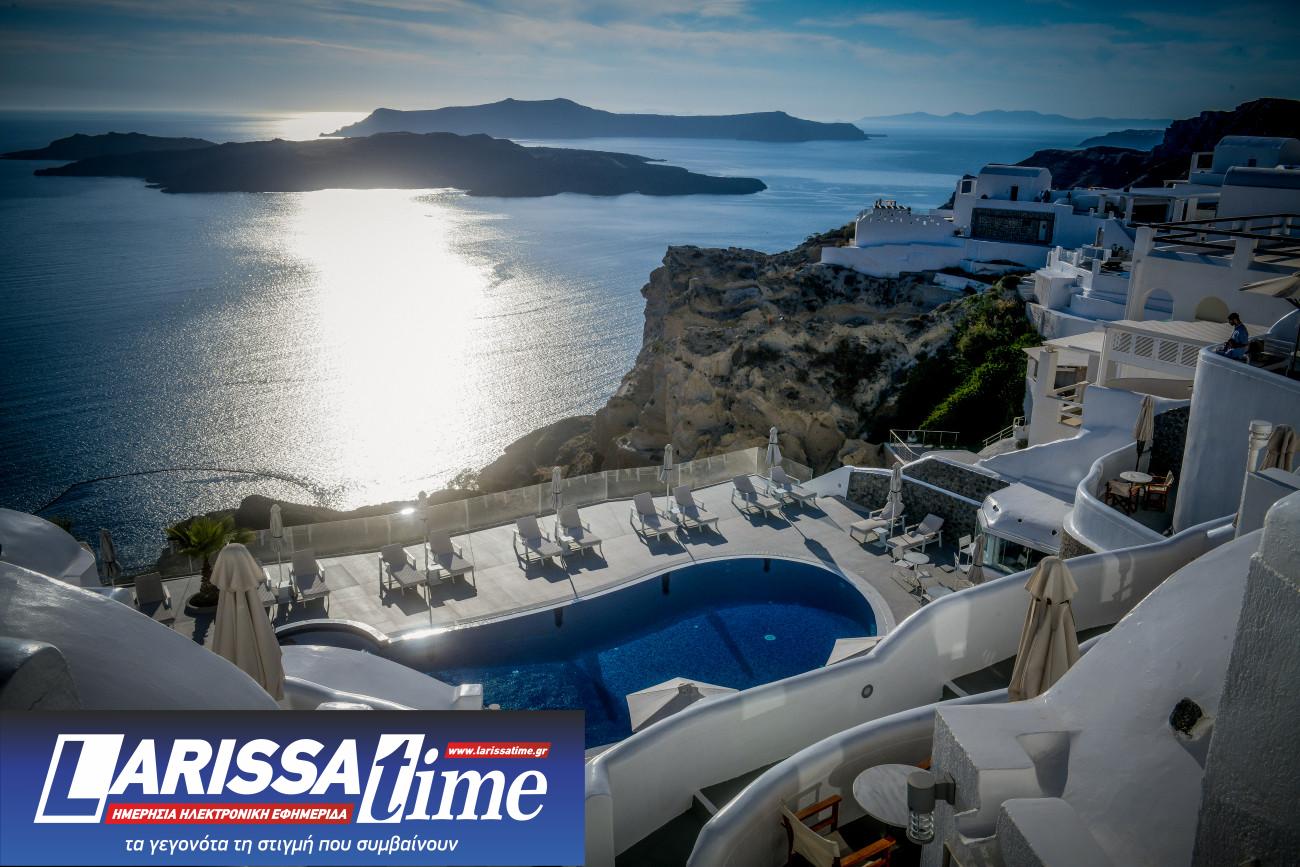 Πισίνα στην καλντέρα στη Σαντορίνη