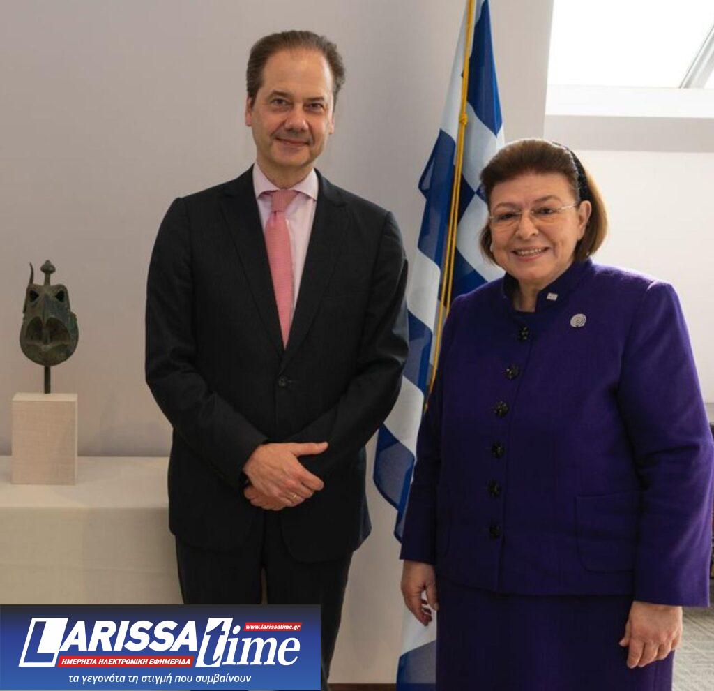 Η Λ. Μενδώνη παρέλαβε χάλκινη κεφαλή γρύπα από την Αρχαία Ολυμπία: Να επιστραφούν όλες οι αρχαιότητες που βγήκαν παράνομα από τη χώρα