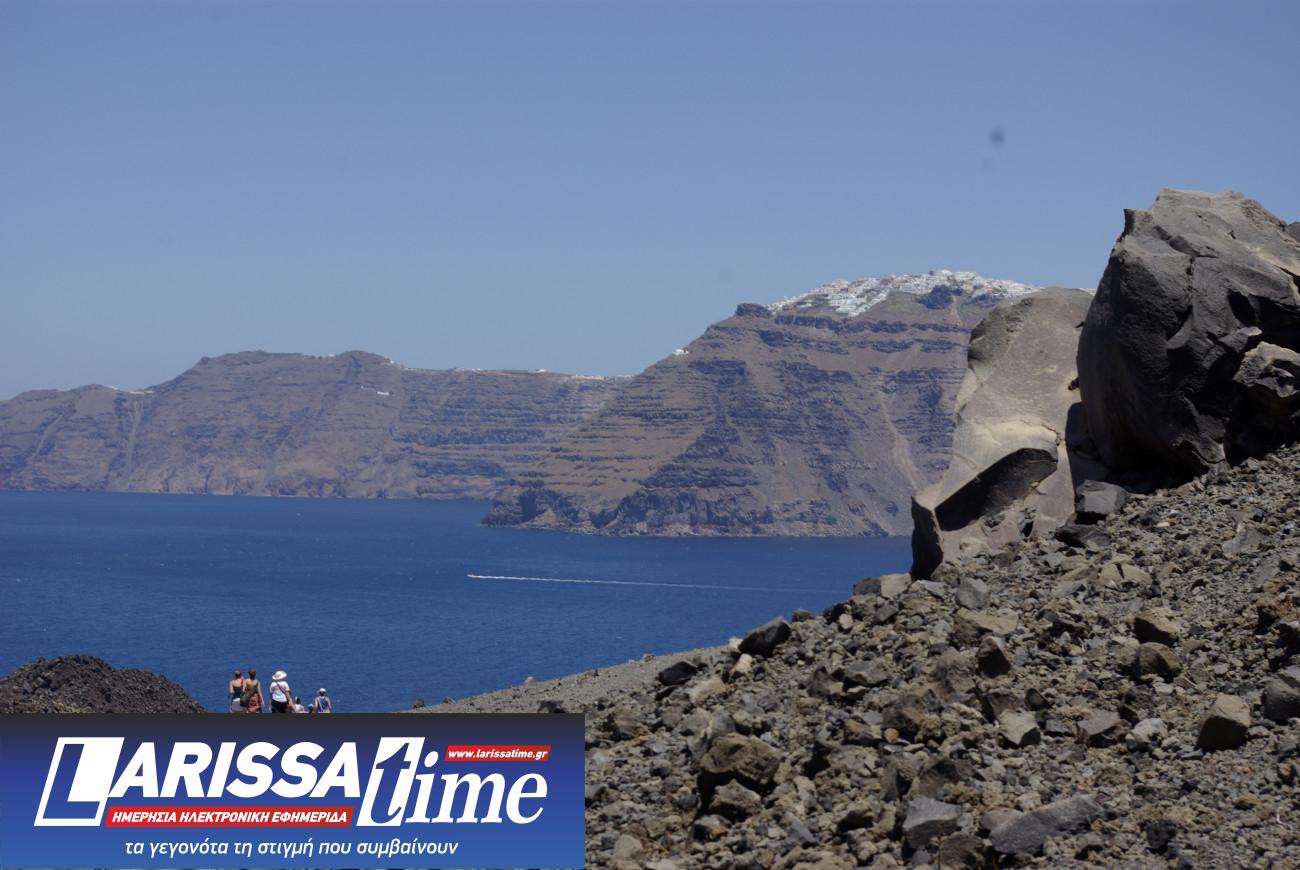 Εικόνα που δείχνει επισκέπτες στη Νέα Καμένη, στο κέντρο της Καλδέρας