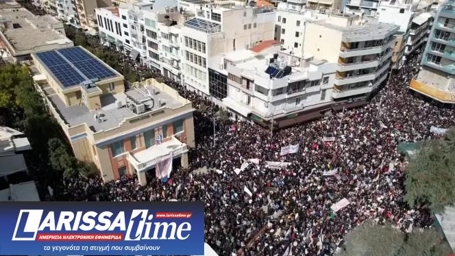 Εικόνα που δείχνει στιγμιότυπο από τη μαζική διαμαρτυρία στο Ηράκλειο Κρήτης με αφορμή τη μαύρη επέτειο των Τεμπών