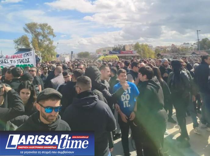 Εικόνα που δείχνει στιγμιότυπο από τη συγκέντρωση για τα Τέμπη στο Ηράκλειο