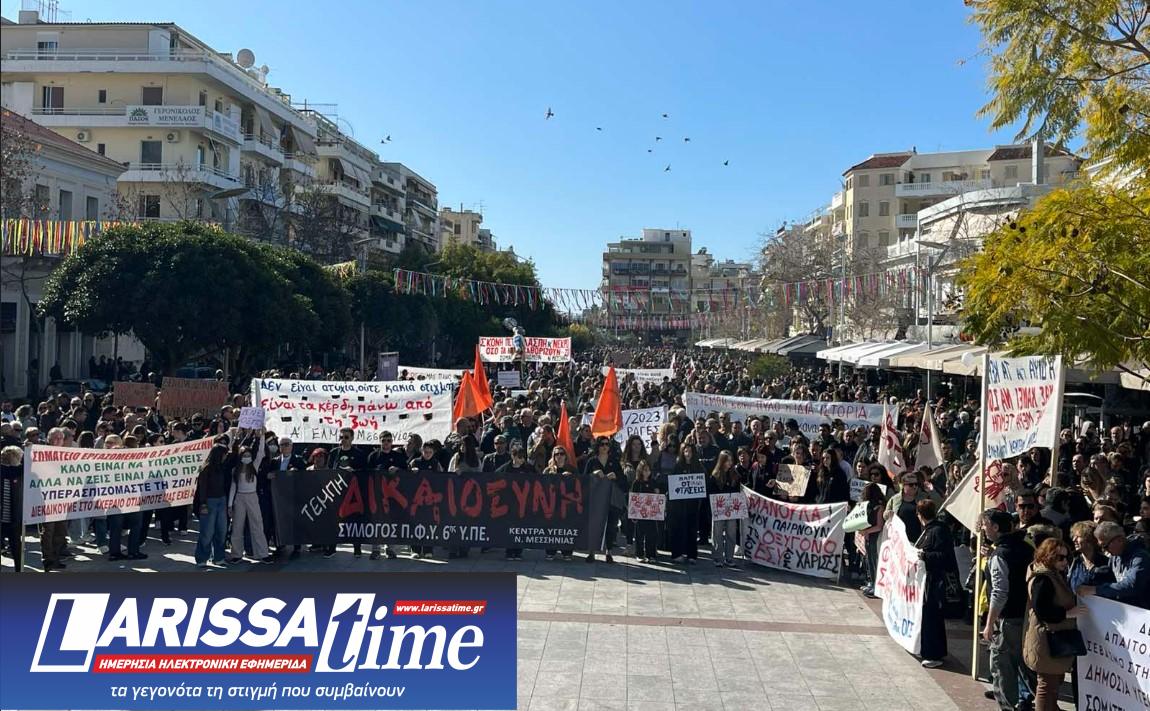 Εικόνα που δείχνει κόσμο συγκεντρωμένο, που κρατά πανό και πλακάτ για τα Τέμπη, στο κέντρο της Καλαμάτας