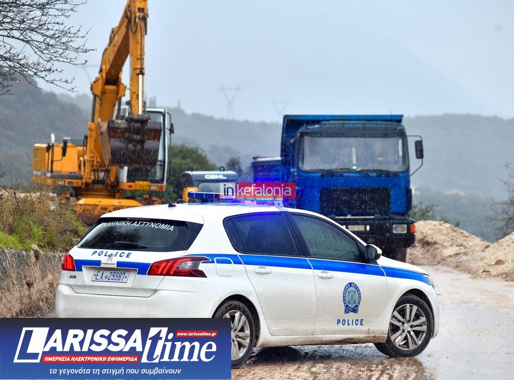 Εικόνα που δείχνει περιπολικό σε σημείο του οδικού δικτύου και σκαπτικά μηχανήματα για την απομάκρυνση των βράχων από τις κατολισθήσεις