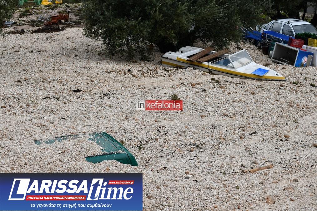 Εικόνα που δείχνει σκάφη και αυτοκίνητα να είναι βυθισμένα στα χώματα που έφεραν τα ορμητικά νερά στην Κεφαλονιά