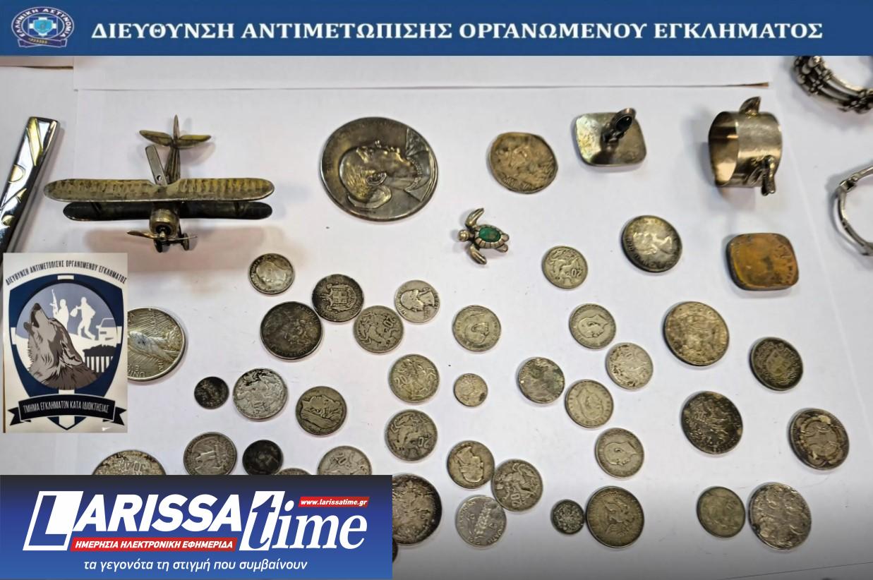 Εικόνα που δείχνει νομίσματα και άλλη τιμαλφή που βρέθηκαν στο πλαίσιο της εξιχνίασης της υπόθεσης κλοπής κλοπής στον Ρέντη