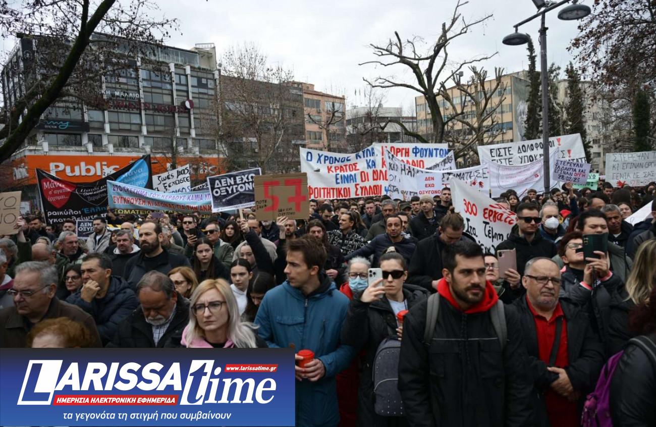 Εικόνα που δείχνει πλήθος κόσμου στο κέντρο της Λάρισας