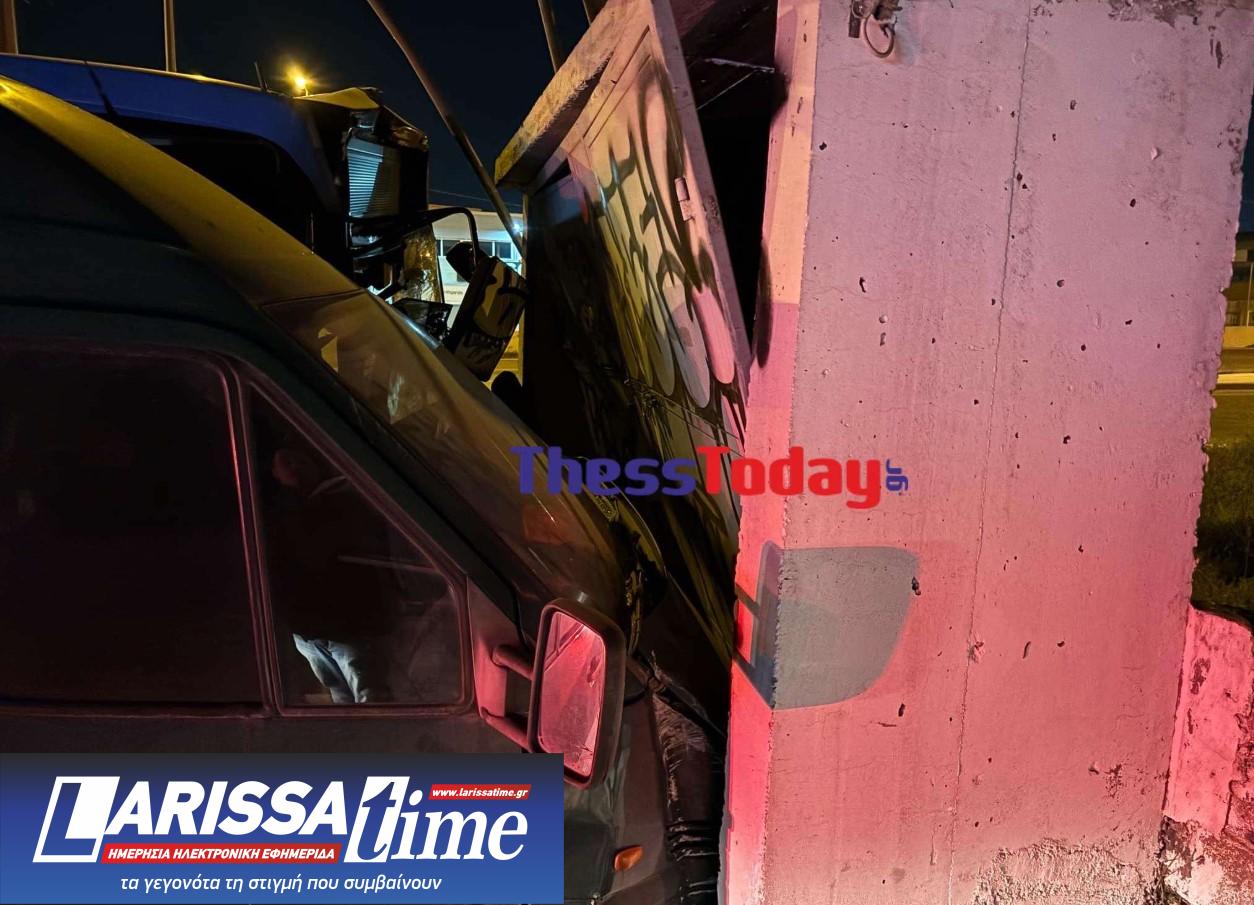 Εικόνα που δείχνει το τοιχίο όπου βρίσκονται τα ρολόγια της ΔΕΗ, όπου κατέληξε το λεωφορείο αφού χτύπησε το φορτηγάκι