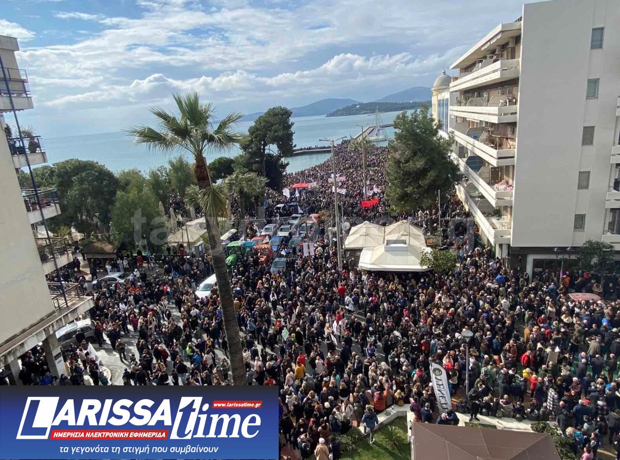 Εικόνα που δείχνει πλήθος κόσμου στο κέντρο του Βόλου να απαιτεί δικαιοσύνη για τα θύματα των Τεμπών