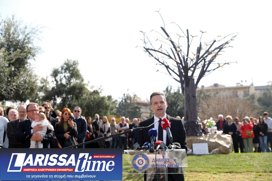 Εικόνα που δείχνει τον δήμαρχο Αθηναίων Χάρη Δούκα κατά τη διάρκεια της τελετής των αποκαλυπτηρίων του «Δέντρου των Ψυχών» στη μνήμη των 57 θυμάτων στα Τέμπη