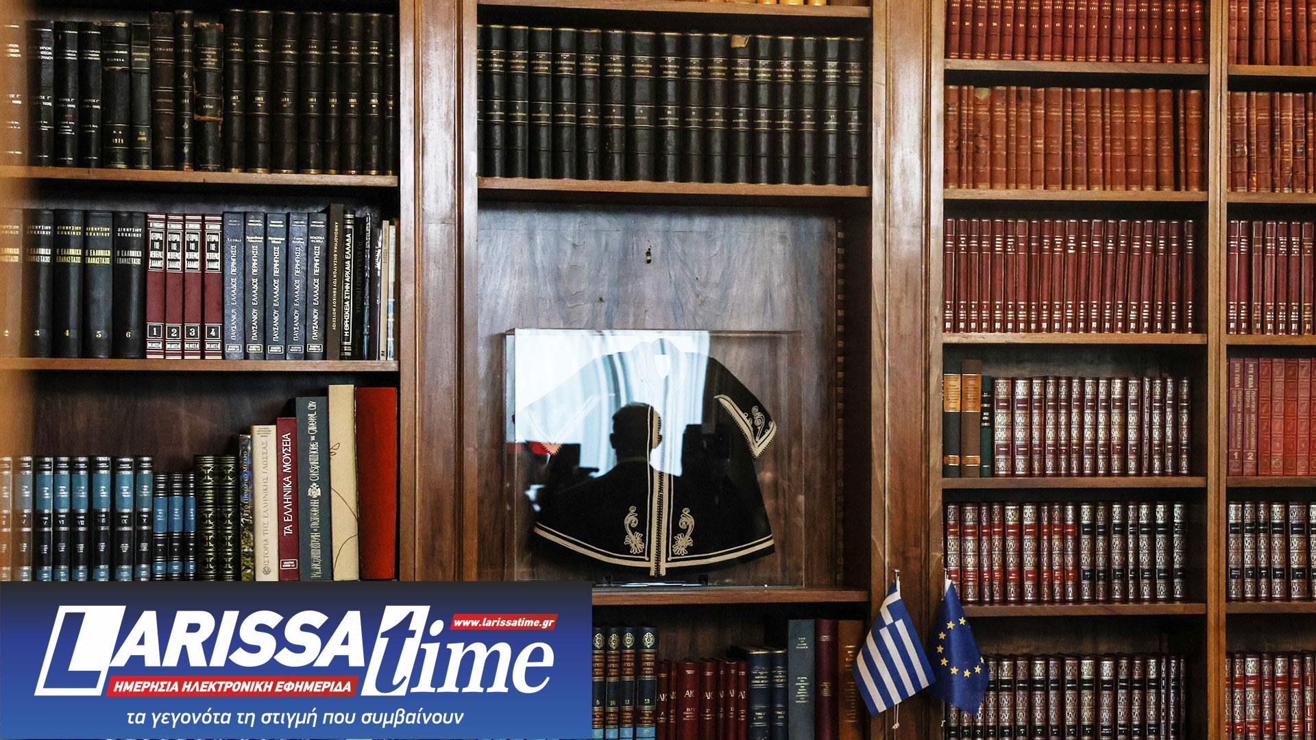 Κωνσταντίνος Τασούλας: Η μικρή κάπα, το δώρο και τα αφόρετα γυαλιά-1