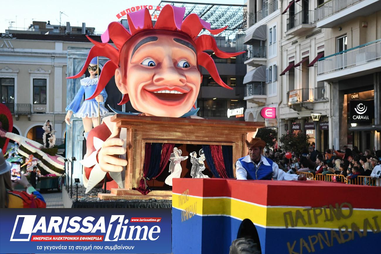 Εικόνα που δείχνει το άρμα με τον Αρλεκίνο της Αποκριάς στο πλαίσιο των καρναβαλικών εκδηλώσεων στην Πάτρα το βράδυ του Σαββάτου