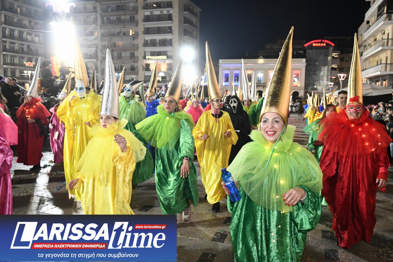 Εικόνα που δείχνει στιγμιότυπο από τη νυχτερινή ποδαράτη, με συμμετέχοντες σε κίτρινα, πράσινα, κόκκινα και μοβ κοστούμια