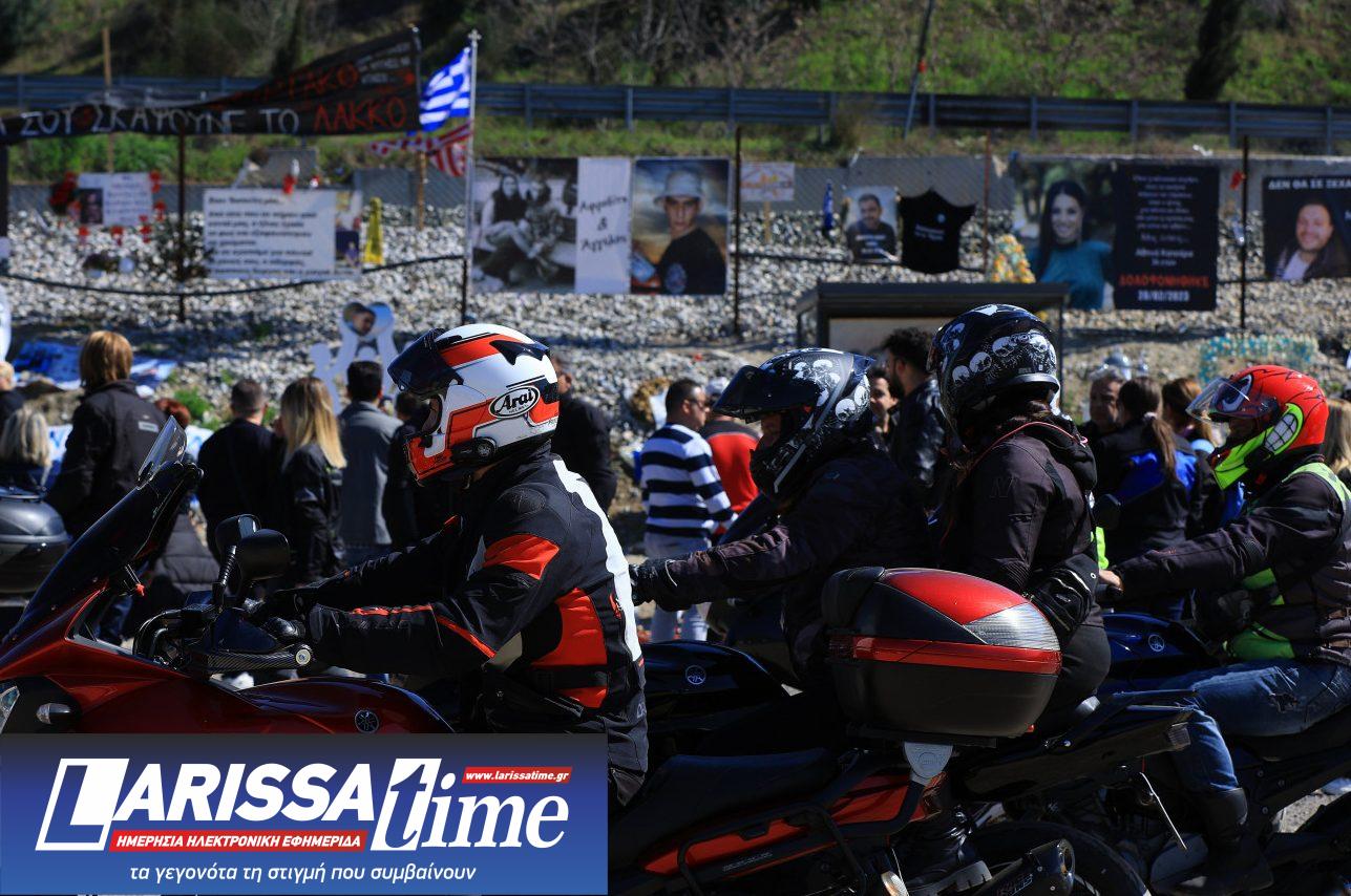 Εικόνα που δείχνει στιγμιότυπο από την άφιξη της μοτοπορείας στο σημείο του σιδηροδρομικού δυστυχήματος στα Τέμπη