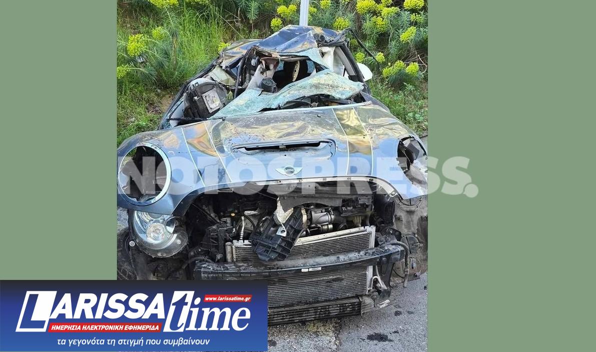 Εικόνα που δείχνει το σπαραλιασμένο αυτοκίνητο όπου άφησαν την τελευταία τους πνοή οι τρεις νέοι στη Σπάρτη
