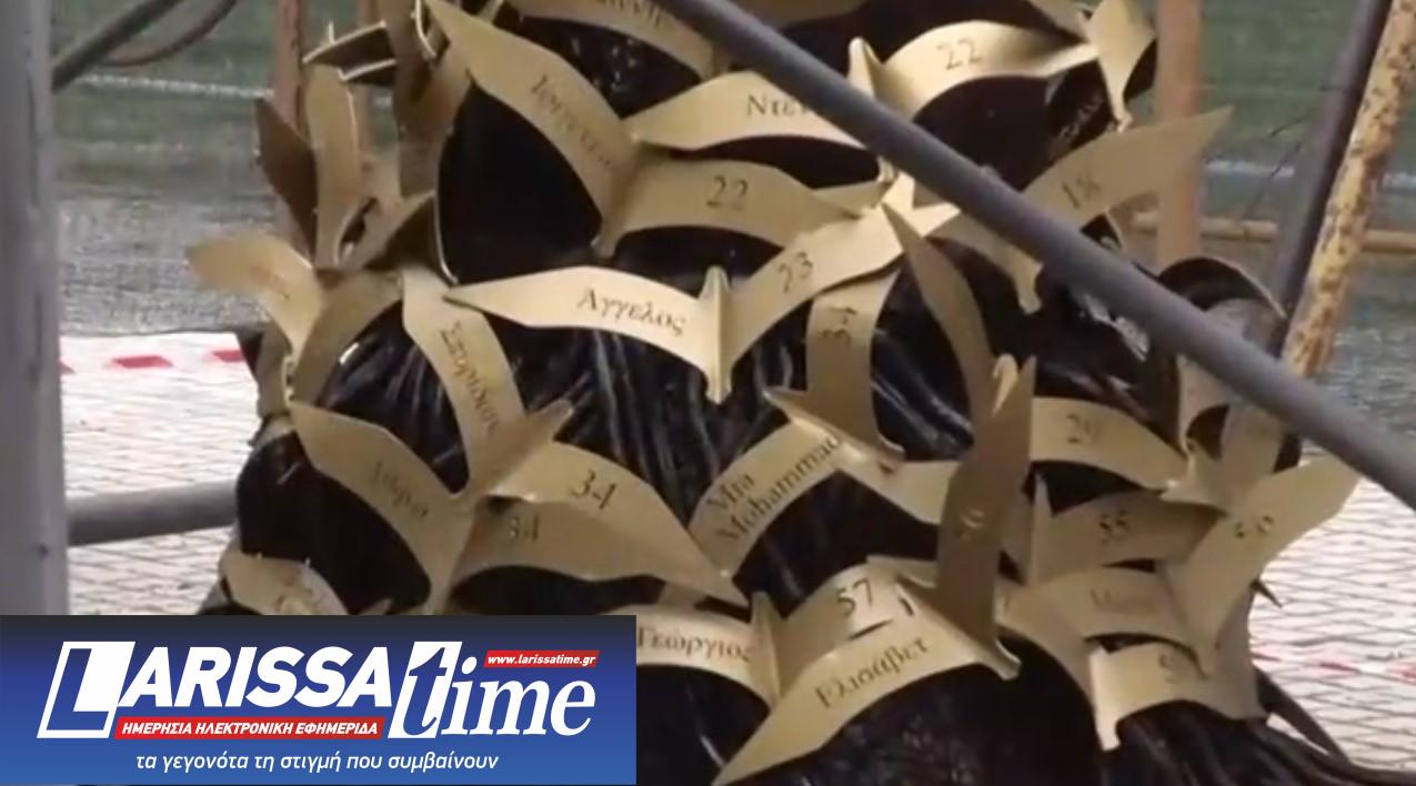 Εικόνα που δείχνει κομμάτι από το Δέντρο της Μνήμης, στη Θεσσαλονίκη, με τα πουλιά στις ρίζες του