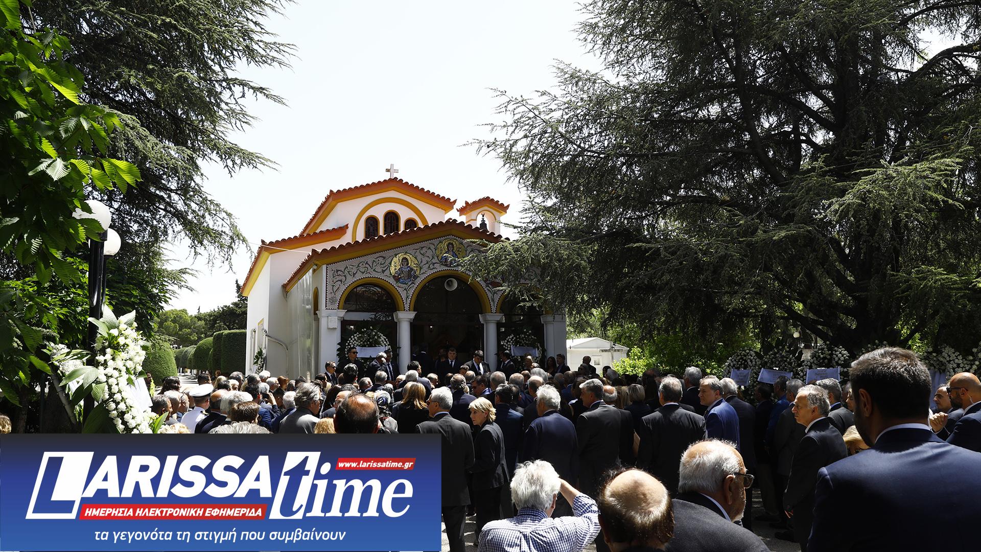 Το «τελευταίο αντίο» στον Πέτρο Μολυβιάτη – Τυλιγμένη με την ελληνική σημαία η σορός του-5