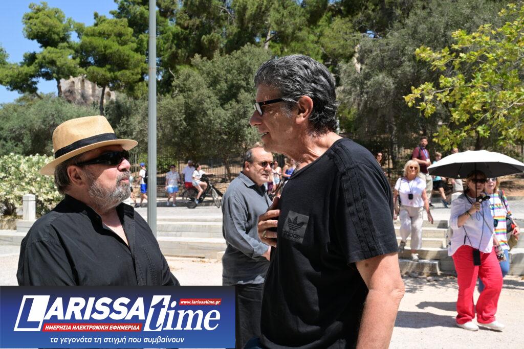Ο τελευταίος αποχαιρετισμός στον Βασίλη Παπαβασιλείου – Πλήθος κόσμου στην κηδεία του