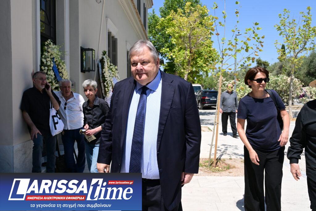 Ο τελευταίος αποχαιρετισμός στον Βασίλη Παπαβασιλείου – Πλήθος κόσμου στην κηδεία του