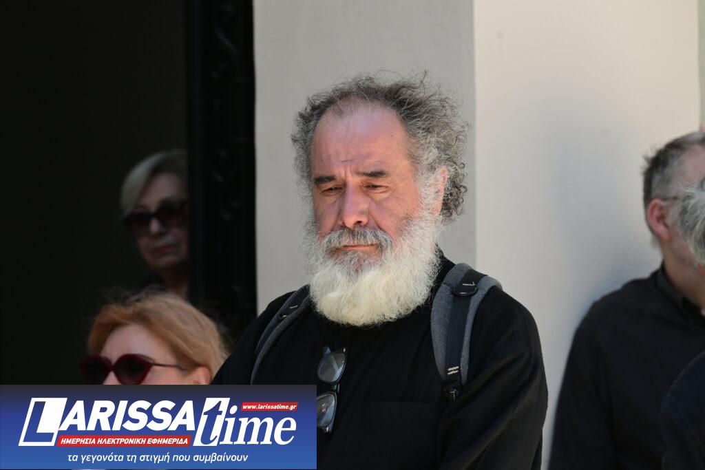 Ο τελευταίος αποχαιρετισμός στον Βασίλη Παπαβασιλείου – Πλήθος κόσμου στην κηδεία του